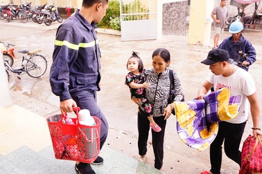 Cần Giờ bắt đầu mưa lớn, hoàn tất đưa dân đến nơi trú bão