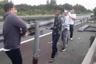 Xác minh nhóm tài xế tự ý tháo dỡ tôn hộ lan trên cao tốc