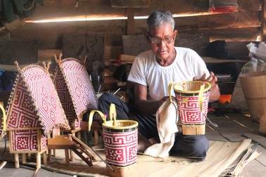 Làm nhà rông siêu nhỏ, lão ông U70 kiếm bộn tiền