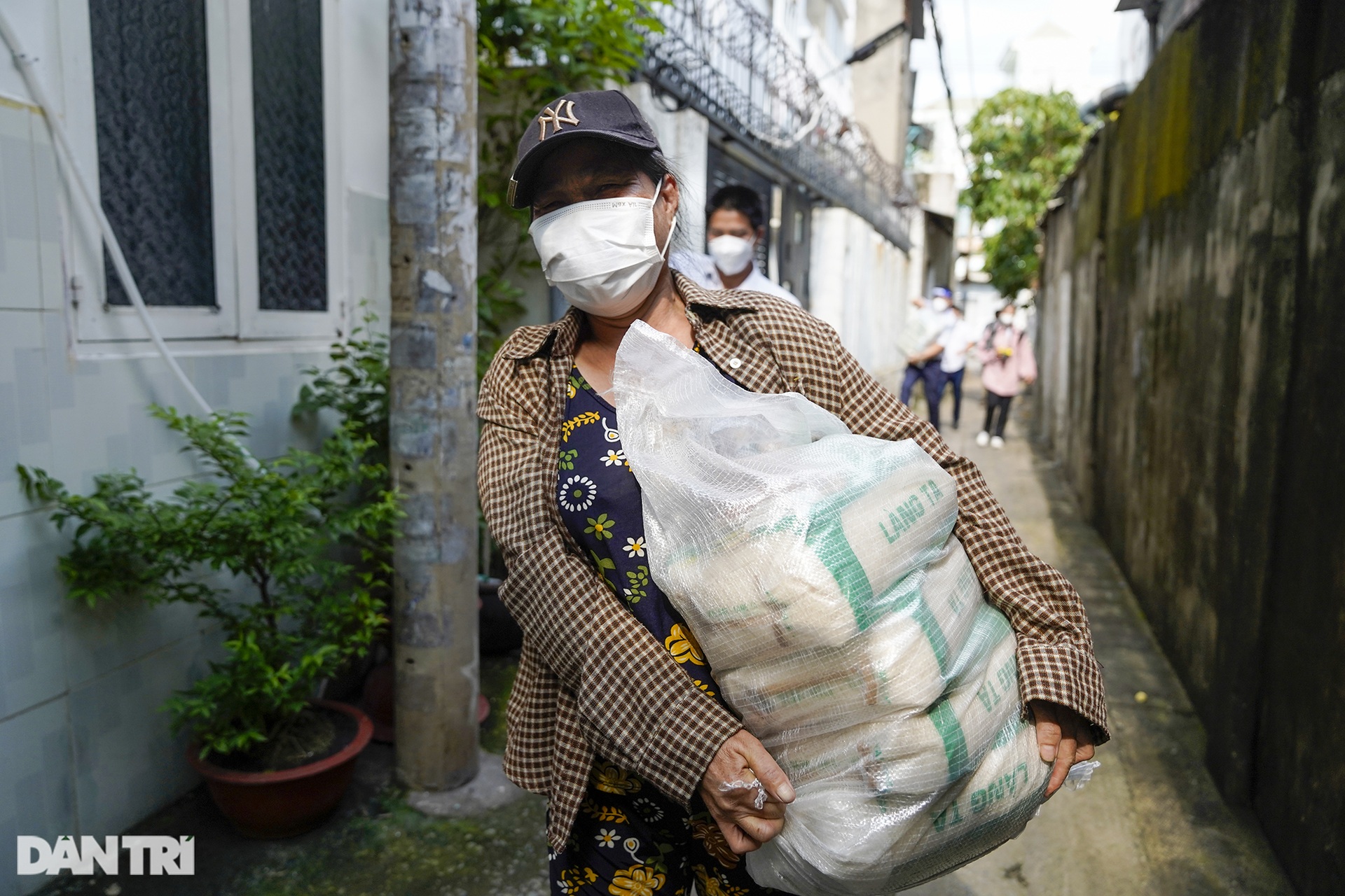 Người dân xóm trọ bật khóc khi nhận quà từ Tổ công tác đặc biệt Bộ LĐ-TBXH - 5
