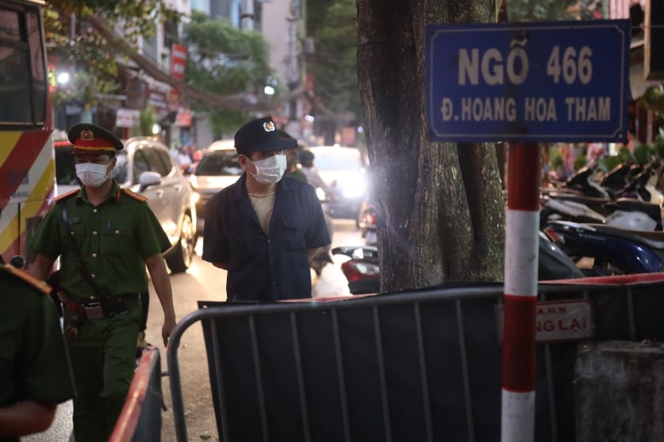 Phun khử khuẩn nơi có trường hợp nghi mắc Covid-19 trên phố Hoàng Hoa Thám - 3 Phun khử khuẩn nơi có trường hợp nghi mắc Covid-19 trên phố Hoàng Hoa Thám - 3