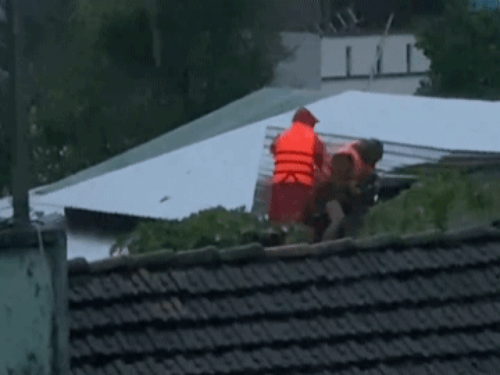 Cạy mái tôn cứu người mắc kẹt trong ngôi nhà ngập gần tới nóc - 1