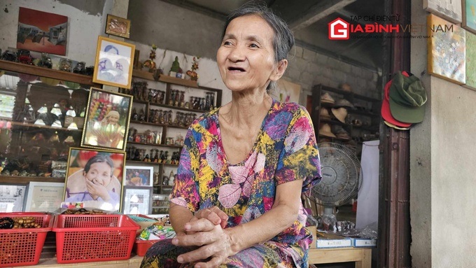 Trong suốt 10 năm qua bà Tuyết đã dành dụm số tiến kiếm được từ việc bán hương, trầm để giúp những trẻ em nghèo bị ung thư.