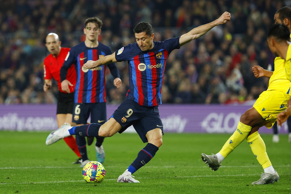 Lewandowski tỏa sáng, Barcelona bỏ xa Real Madrid 8 điểm - 1 Lewandowski tỏa sáng, Barcelona bỏ xa Real Madrid 8 điểm - 1