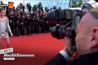 Kristen Stewart cởi giày trên thảm đỏ