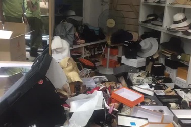 Thu giữ hàng hiệu nghi giả mạo tại khu phố cổ Hà Nội