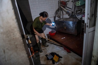 Người Hà Nội "đánh vật" dọn nhà sau khi nước rút