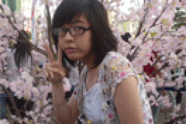 Hồ hởi “tạo dáng” bên hoa anh đào