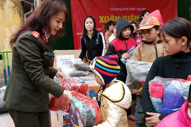 Mang Tết đến gần 2.000 trẻ em nghèo vùng biên cương