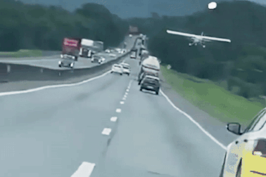 Máy bay hạ cánh khẩn cấp xuống cao tốc, nhiều ô tô thoát chết gang tấc