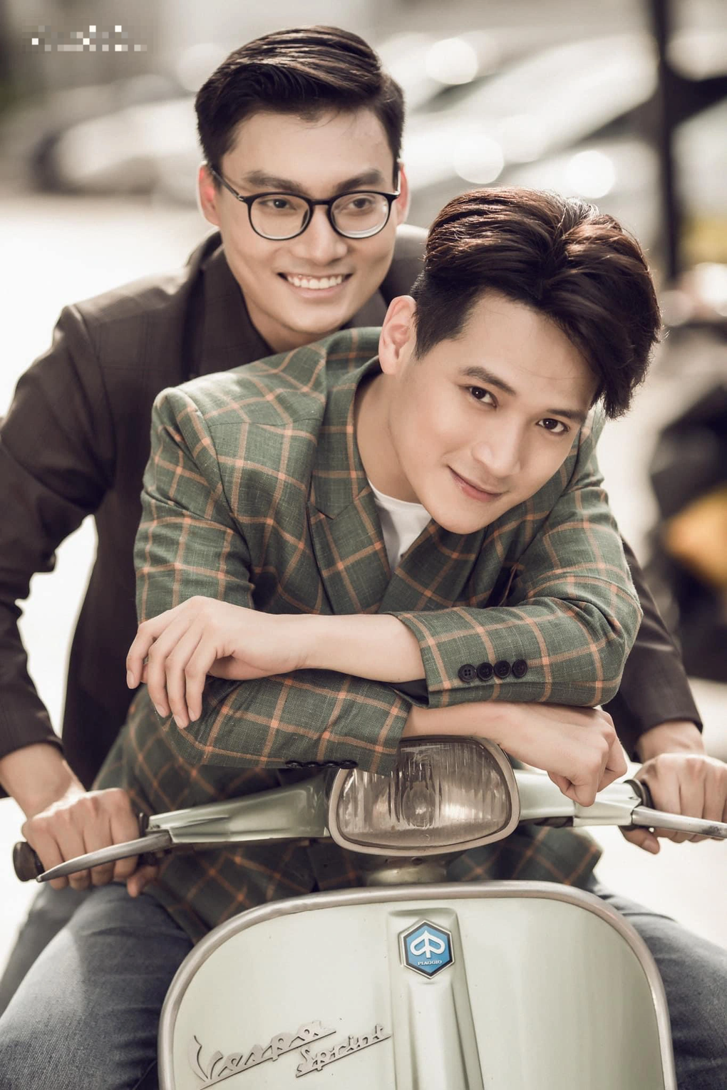 Cặp đôi LGBT bắt đầu chuyện tình qua app hẹn hò và cái kết cầu hôn lãng mạn - 3 Cặp đôi LGBT bắt đầu chuyện tình qua app hẹn hò và cái kết cầu hôn lãng mạn - 3