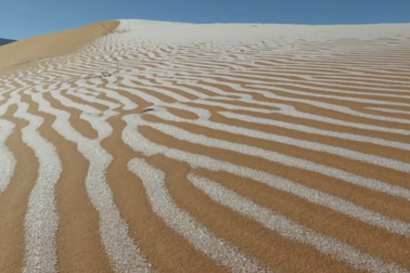 Băng bao phủ… sa mạc Sahara lần thứ 4 trong nửa thế kỷ