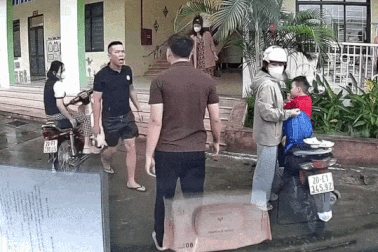 Tài xế giao thực phẩm bị phụ huynh tát ở trường mầm non tại Bắc Ninh