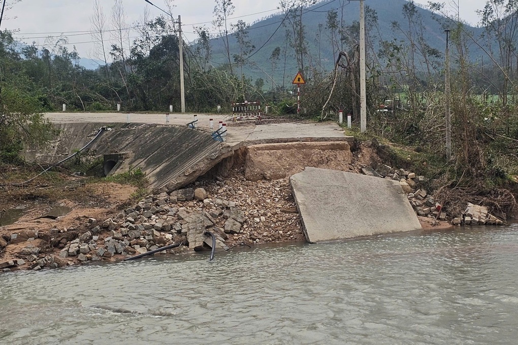 Cầu đứt đôi sau bão, người dân đi lại khó khăn - 2