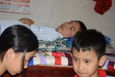 Xót thương nam kĩ sư bị tai nạn liệt giường, hai con thơ dại cầu phép mầu cho bố!