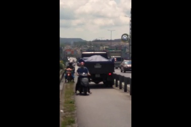 Đi ngược chiều trên cầu Bãi Cháy - Tài xế “dũng cảm” nhất tuần qua