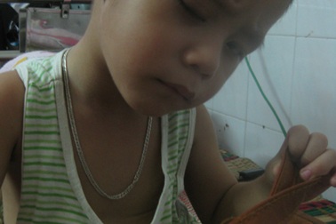 Bố mất do tai nạn, mẹ gian nan tìm “ánh sáng” cho con