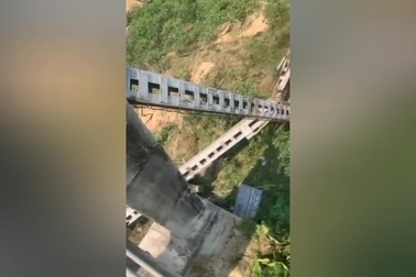 Hình ảnh cầu treo Kẻ Nính đổ sập