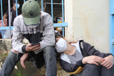 Trắng đêm chạy xe máy hơn 300 km, người lao động thở phào khi về tới quê