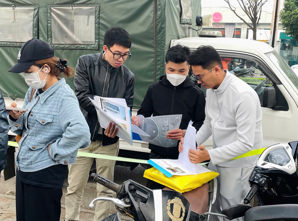 Dân giành chỗ lấy số mua nhà, “cò” rao suất ngoại giao ăn chênh 400 triệu  - 2