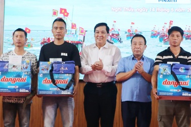 Thắp sáng đèn trên biển, cùng ngư dân vươn khơi, làm giàu