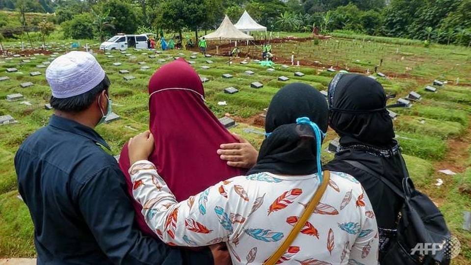 Thợ đào huyệt Indonesia đầu tắt mặt tối vì Covid-19 - 5 Thợ đào huyệt Indonesia đầu tắt mặt tối vì Covid-19 - 5