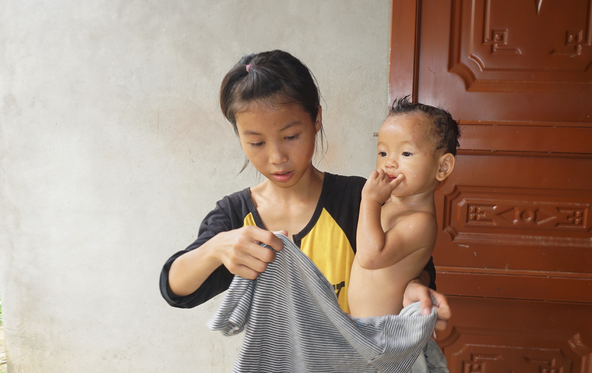 Nhói lòng cảnh cô bé 13 tuổi không cha thay mẹ chăm em - 6 Nhói lòng cảnh cô bé 13 tuổi không cha thay mẹ chăm em - 6