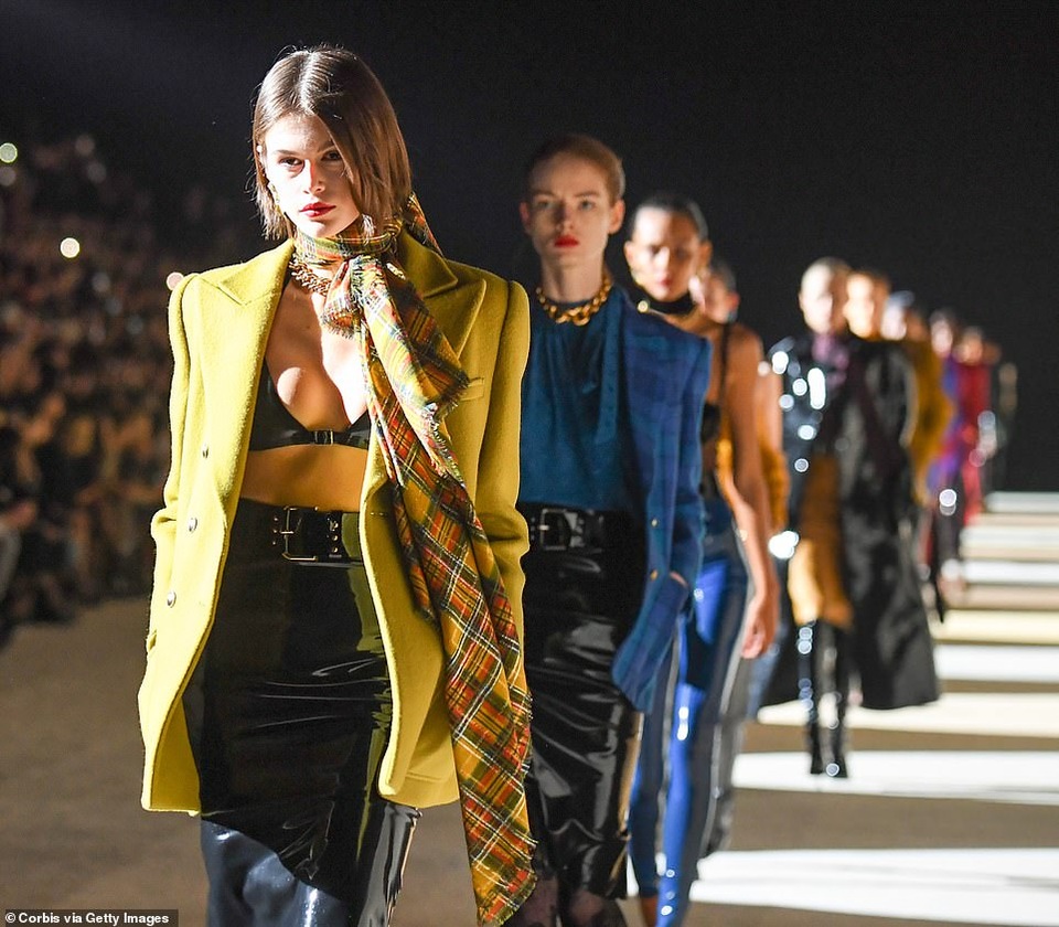 Kaia Gerber khoe ngực căng đầy trên sàn catwalk - 5 Kaia Gerber khoe ngực căng đầy trên sàn catwalk - 5