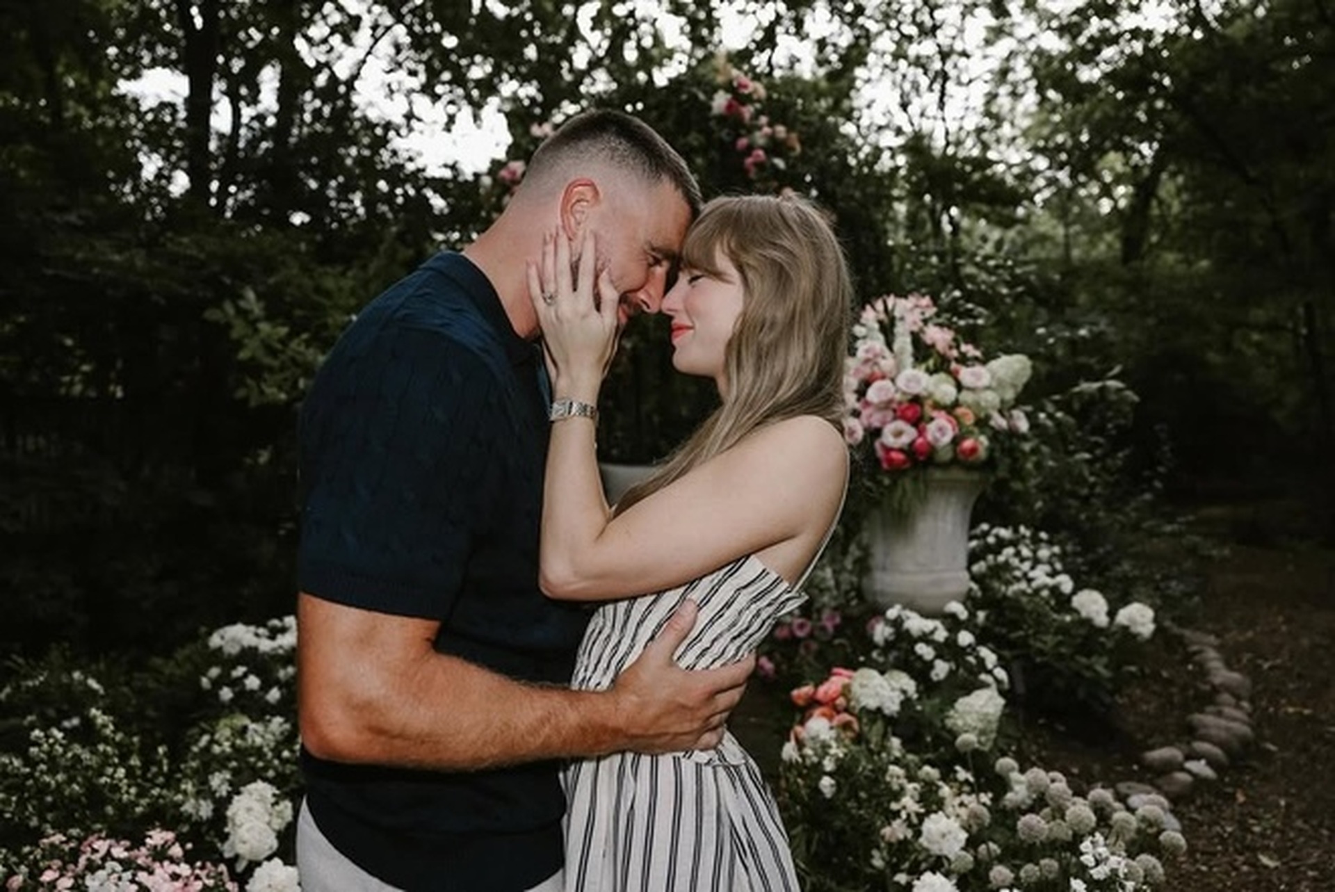 Bên trong lễ cưới 1.000 khách, xa hoa như thảm đỏ Oscar của Taylor Swift - 4