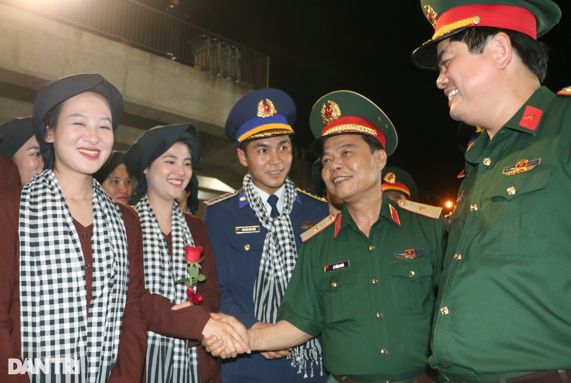 Nữ dân quân xứ Nghệ chia sẻ đặc sản miền Nam khi trở về từ lễ diễu binh - 2 Nữ dân quân xứ Nghệ chia sẻ đặc sản miền Nam khi trở về từ lễ diễu binh - 2