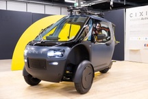 Chiếc xe điện ba bánh với bàn đạp có thể chạy tới 120km/h, mui kín như ô tô