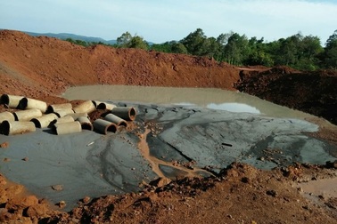 Vụ hàng loạt nước giếng chuyển màu đen: Yêu cầu công ty hỗ trợ tiền mua nước sạch