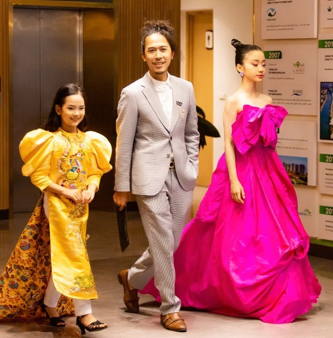 Gia Bảo - Minh Ngọc xuất hiện thần thái cùng đạo diễn Huy Lio. Photo: Nguyễn Tùng