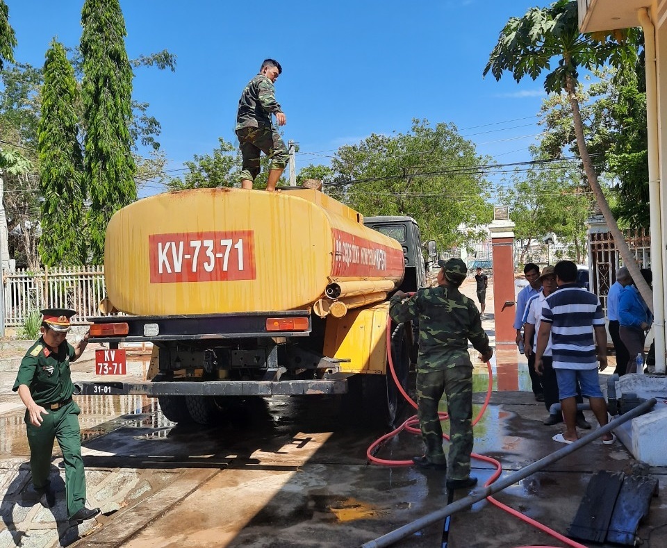 Bộ đội chở nước vào rừng giúp dân chống hạn - 3 Bộ đội chở nước vào rừng giúp dân chống hạn - 3