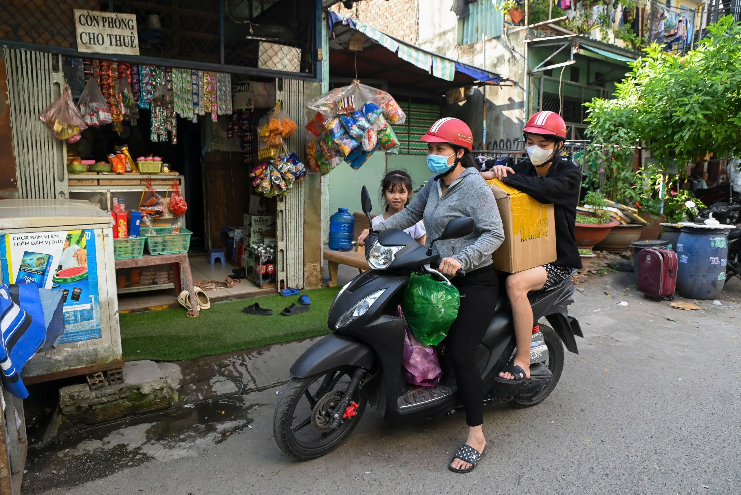 Công nhân vui Tết ở nhà trọ, nghẹn ngào mong ước trong năm mới