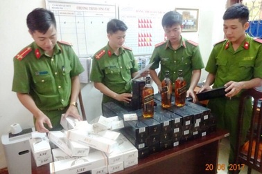 Giấu thuốc lá và rượu ngoại lậu dưới khoang ghế vẫn bị phát hiện