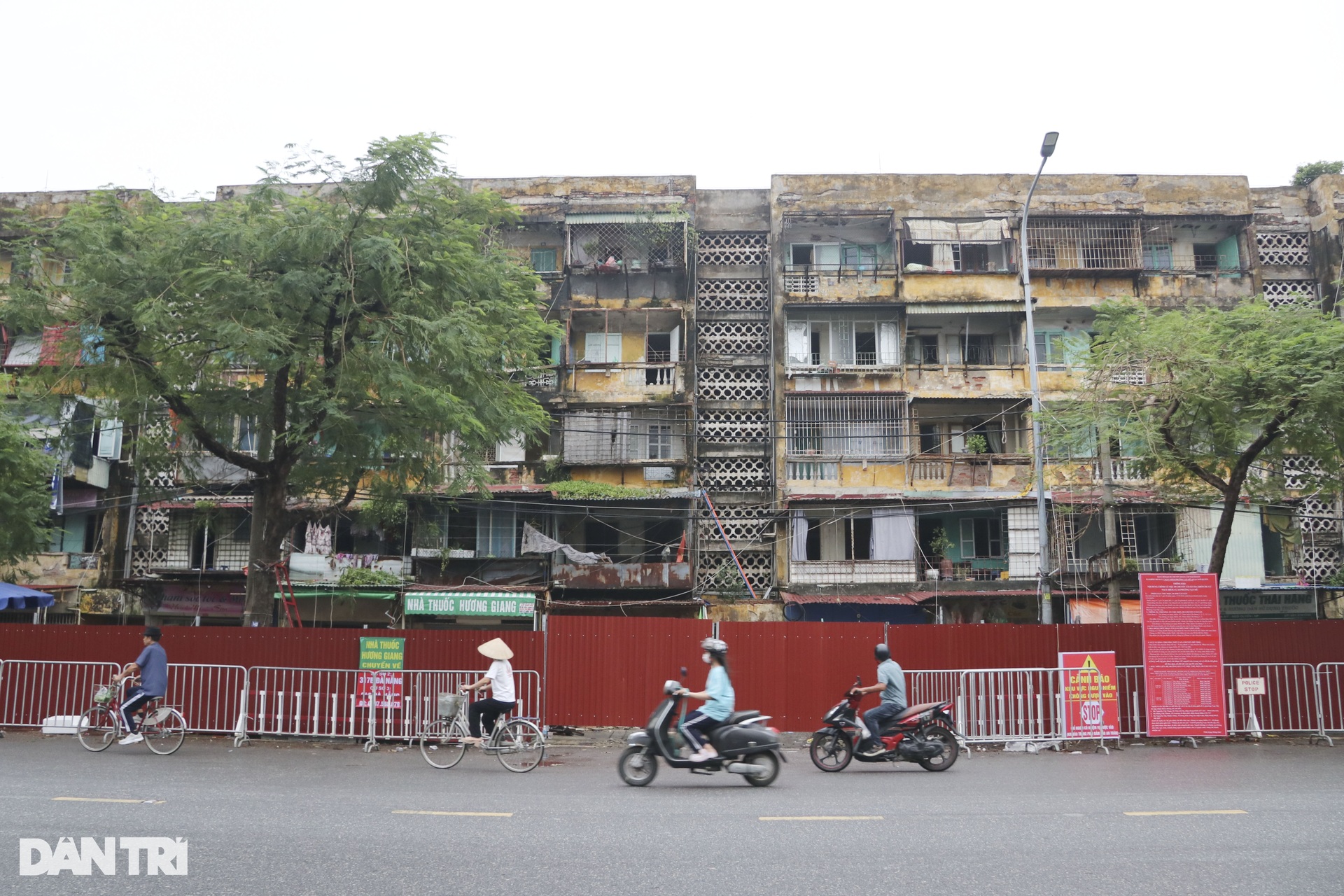 Dựng hàng rào tôn quanh chung cư cũ nát, nghiêng sau bão Yagi ở Hải Phòng - 3