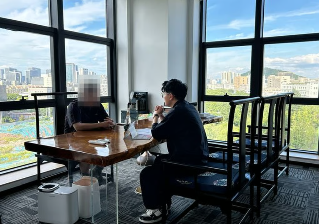 Người trẻ thất nghiệp chi 180.000 đồng/ngày để giả làm nhân viên văn phòng - 1