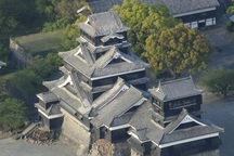 Động đất ở Nhật Bản làm đổ sụp tường lâu đài 400 năm tuổi Kumamoto