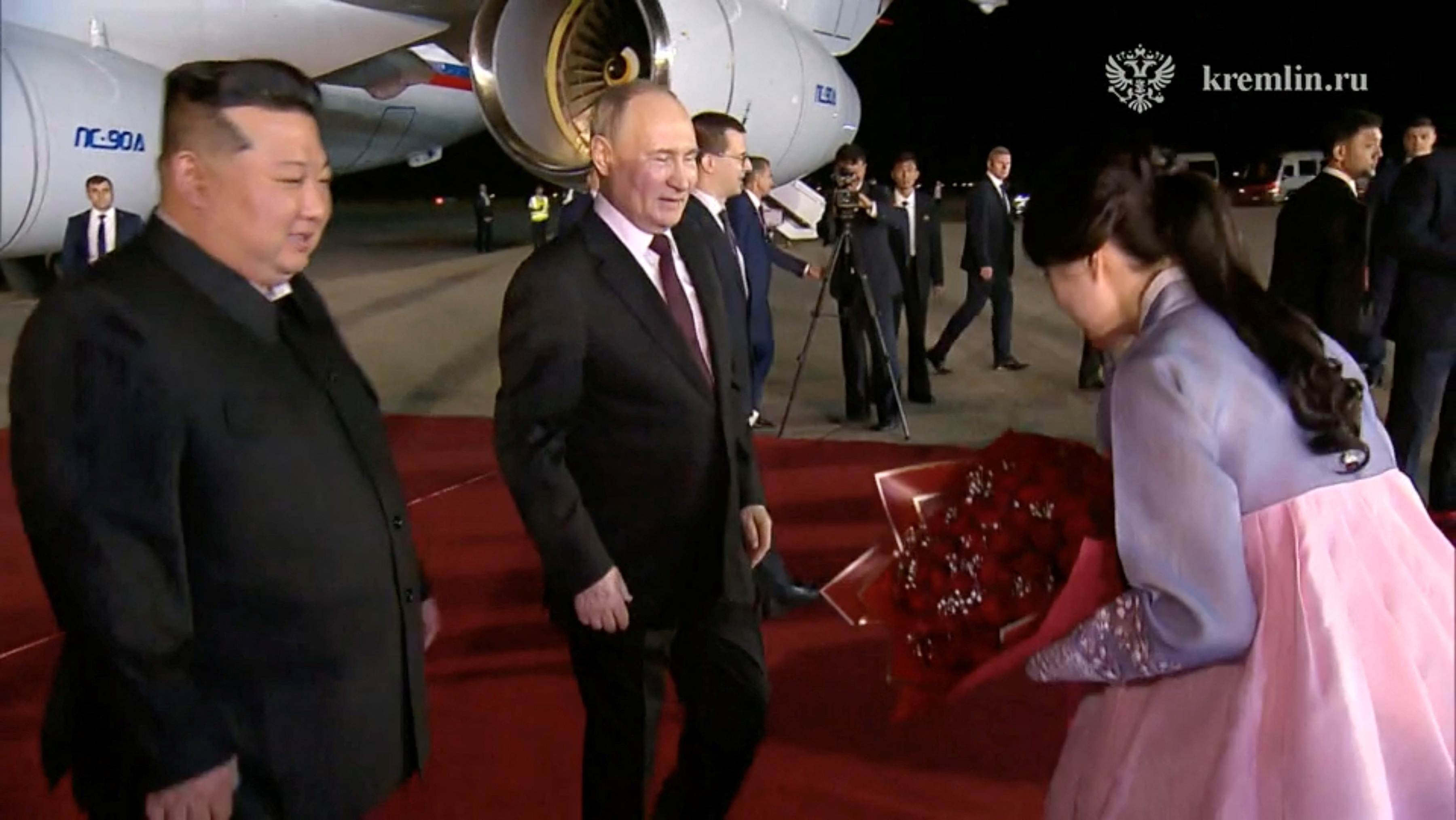 Nhà lãnh đạo Triều Tiên Kim Jong-un tới sân bay chào đón Tổng thống Putin (Ảnh: Reuters).