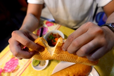 Cách thưởng thức khác của “Bánh mì Sài Gòn” khiến giới trẻ thích mê