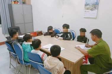 Học sinh tự chế pháo nổ bán cho bạn kiếm lời