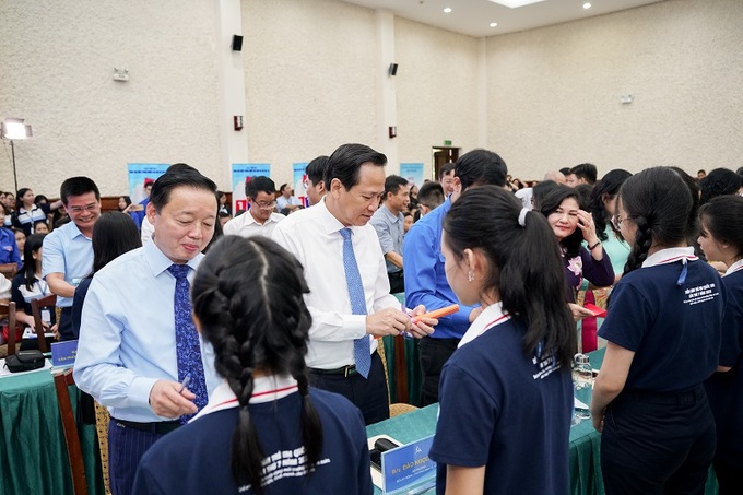 Các đại biểu trẻ em đã trao thông điệp của Diễn đàn trẻ em quốc gia lần thứ VII tới các đồng chí lãnh đạo.