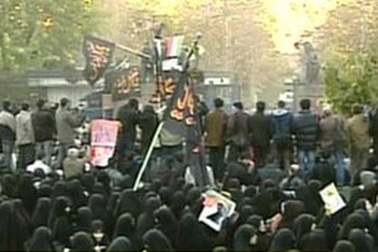 Người biểu tình Iran xông vào sứ quán Anh đập phá