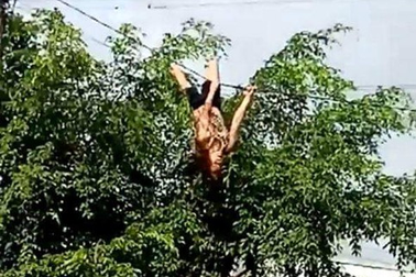 Người dân hoảng hốt khi thấy người phụ nữ đu dây điện
