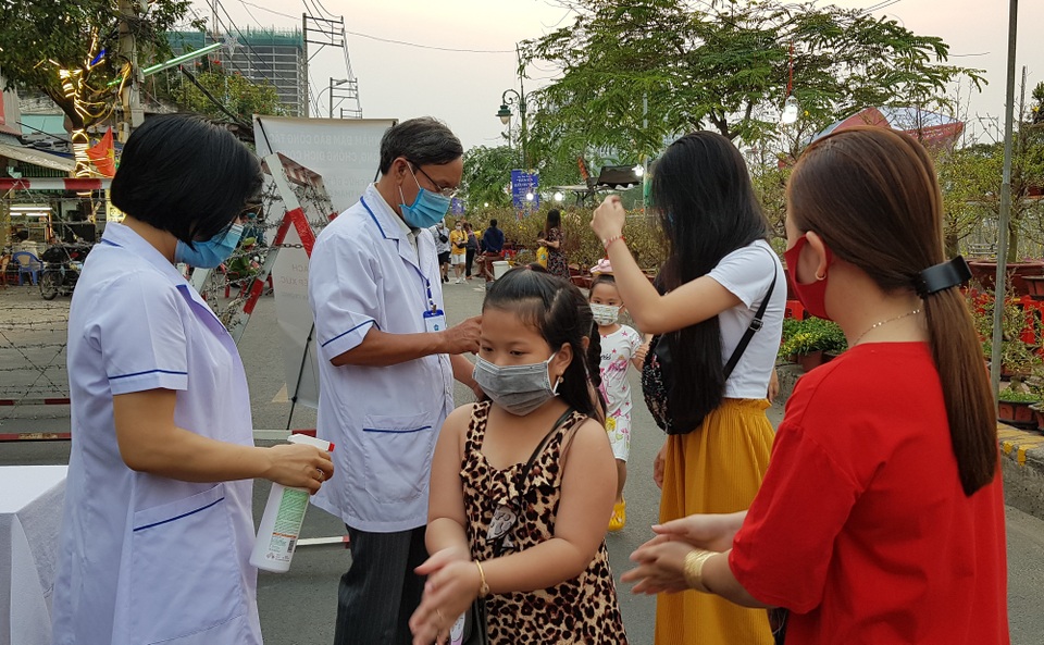 Bác sĩ hướng dẫn giữ an toàn cho con trẻ khi đi du xuân - 4 Bác sĩ hướng dẫn giữ an toàn cho con trẻ khi đi du xuân - 4