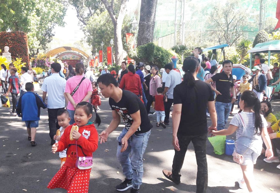 Suối Tiên, Thảo Cầm viên quá tải ngày mùng 2 Tết - 11 Suối Tiên, Thảo Cầm viên quá tải ngày mùng 2 Tết - 11