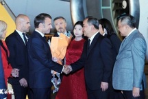 Tổng thống Pháp và Phu nhân đến Hà Nội, bắt đầu thăm cấp Nhà nước Việt Nam