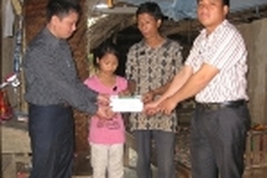 Quà nhân ái đến với 3 đứa trẻ mồ côi mẹ vào mồng 2 Tết