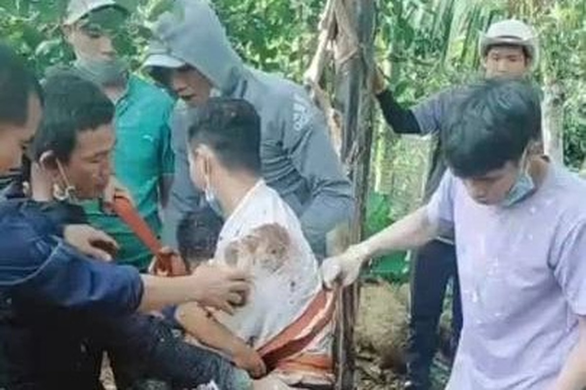 Khen thưởng nhóm thợ sơn xuống giếng sâu cứu bé trai 6 tuổi - 2 Khen thưởng nhóm thợ sơn xuống giếng sâu cứu bé trai 6 tuổi - 2